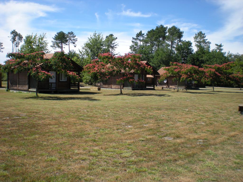 Camping Familial Les Chalets D'Uza Экстерьер фото